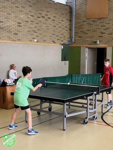 In seinem ersten Einsatz blieb unsere Nr. 1, Nils Grimm (v.), ohne Satzverlust und spielte 2:0. Foto: Frank Ludwig